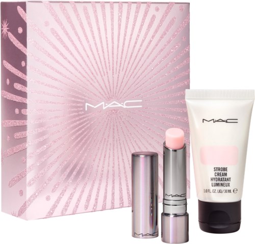 Een roze MAC-cadeauset met een crème, lippenstift en een doos met zonnestralen en glitters.