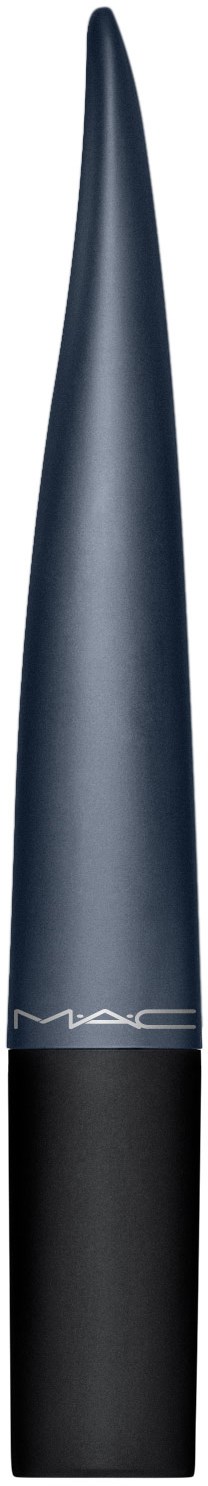 En elegant, mörk läppstiftstift med MAC-loggan, stående vertikalt mot en svart bakgrund.