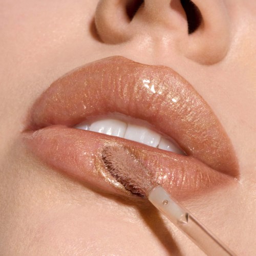 Close-up van lippen met lipglossapplicator die lipgloss aanbrengt. De lippen zijn licht geopend, tonen tanden.