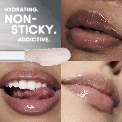 Een persoon toont drie close-up lippen met glanzend, vochtig uiterlijk, met een lipgloss-product dichtbij. Tekst promoot hydraterende, niet-plakkende, verslavende lipgloss.