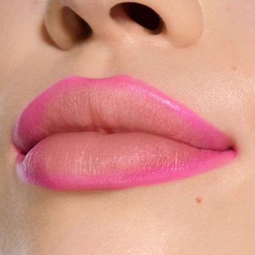 Close-up van lippen met roze lippenstift, toont een gladde huid en natuurlijke lipvorm.