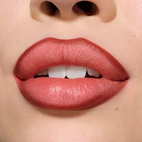 Close-up van lippen met zachtroze lipstick, licht geopend met tanden zichtbaar.