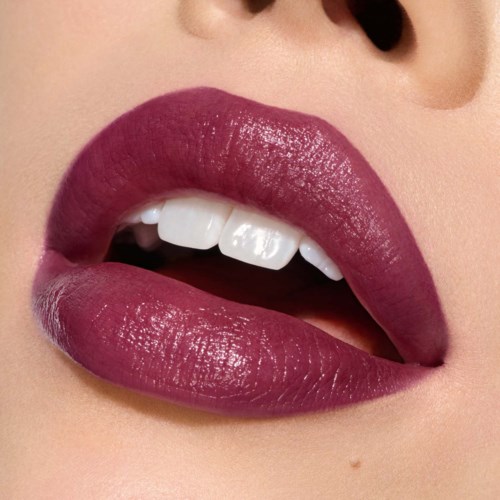 Close-up van glanzende, donkerroze lippen die licht openstaan, laten witte tanden en een deel van de tong zien.