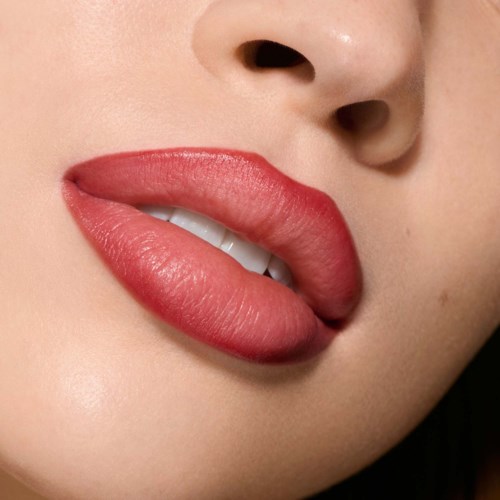 Close-up van lippen met rode lippenstift, licht geopend en toont tanden en deel van de neus.