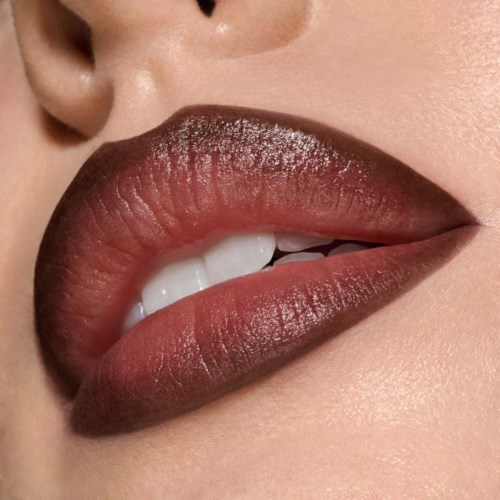 Close-up van lippen met glanzende, donkere lipstick en licht zichtbare tanden.