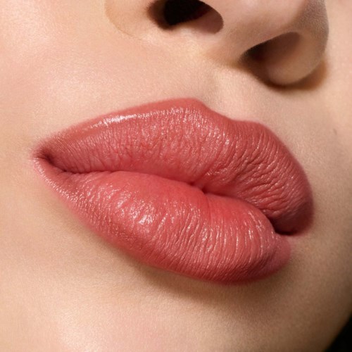 Close-up van volle, roze lippen met gladde huid rond de neus.