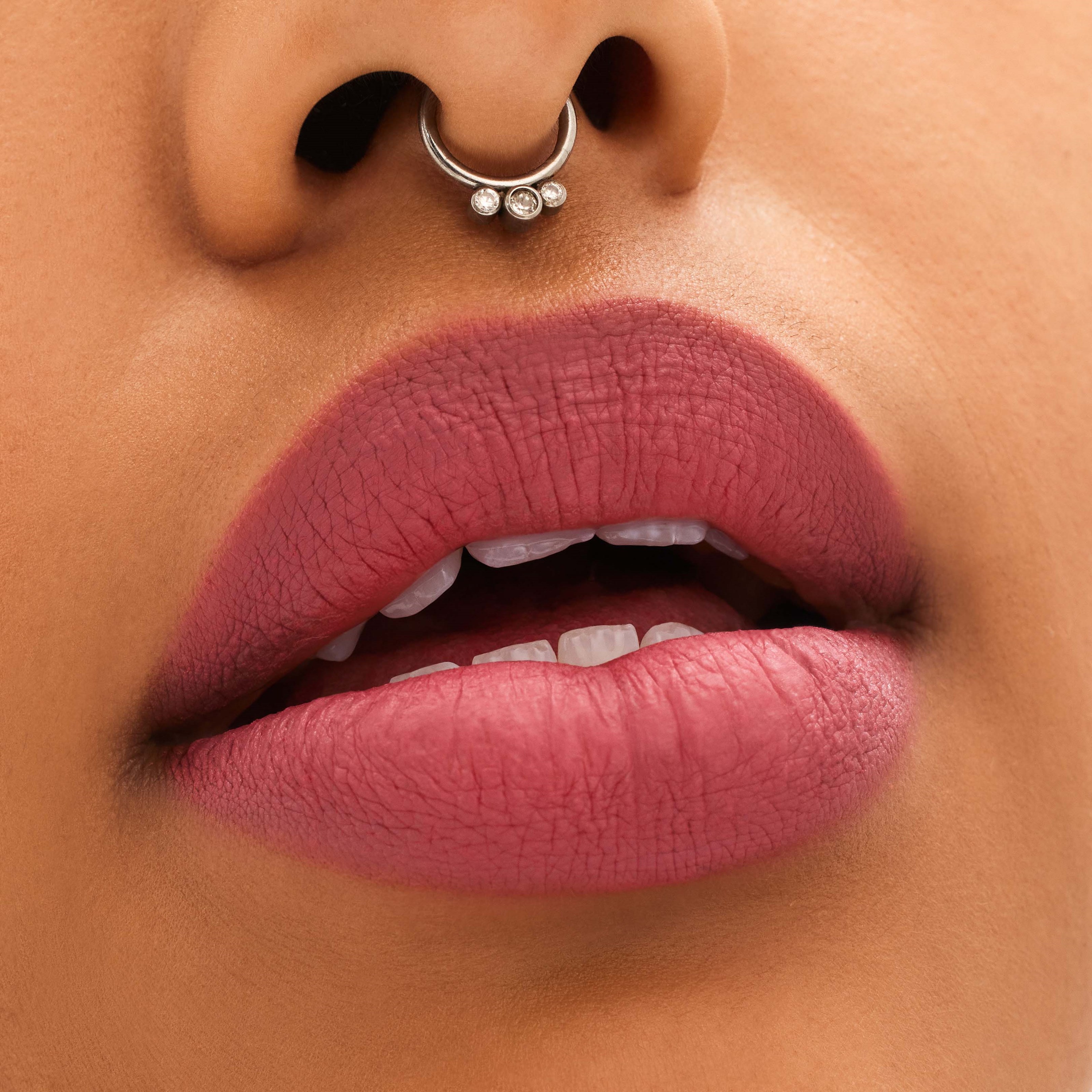 MAC Cosmetics Locked Kiss 24Hr Lipstick Connoisseur (obrázok 3)