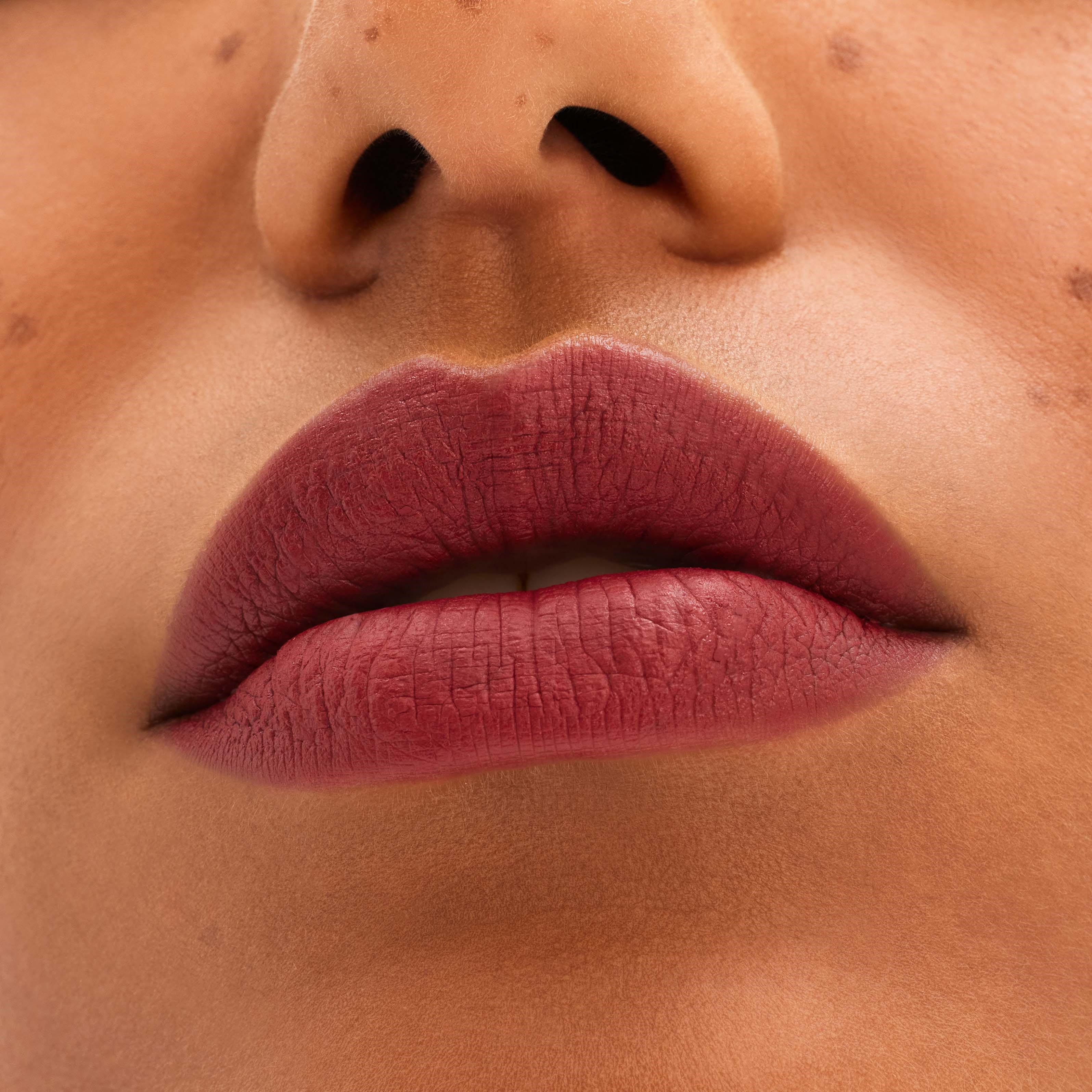 MAC Cosmetics Locked Kiss 24Hr Lipstick Coy (obrázok 3)