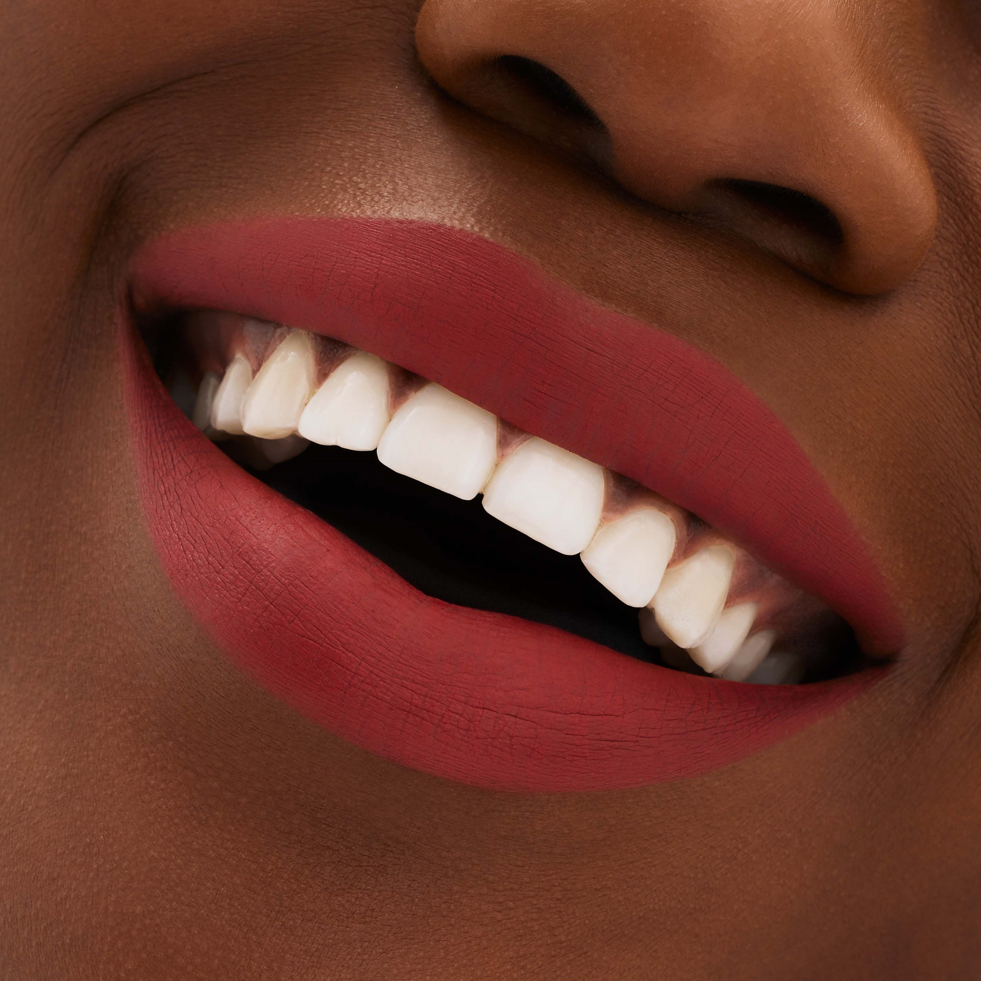 MAC Cosmetics Locked Kiss 24Hr Lipstick Coy (obrázok 4)