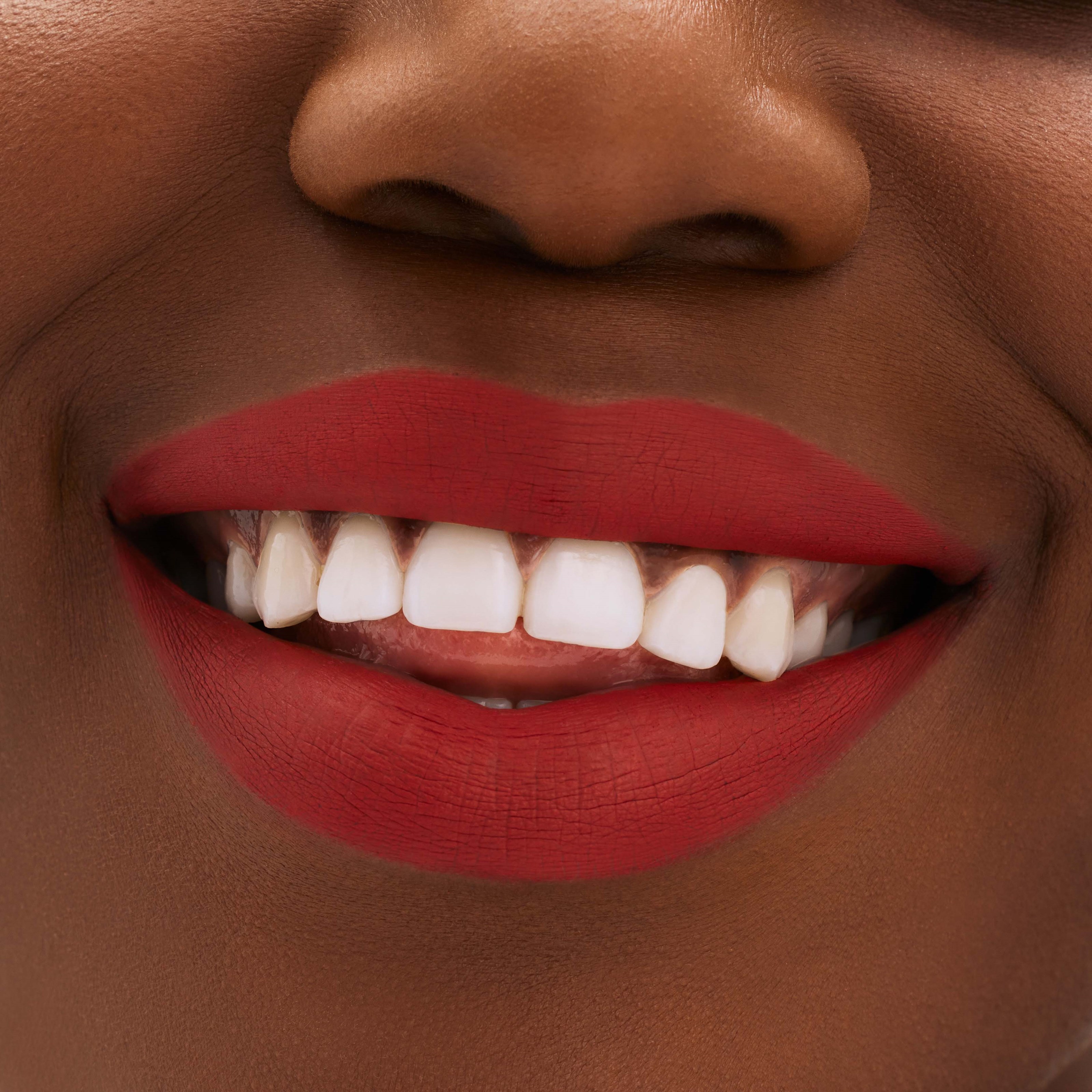 MAC Cosmetics Locked Kiss 24Hr Lipstick Extra Chili (obrázok 4)