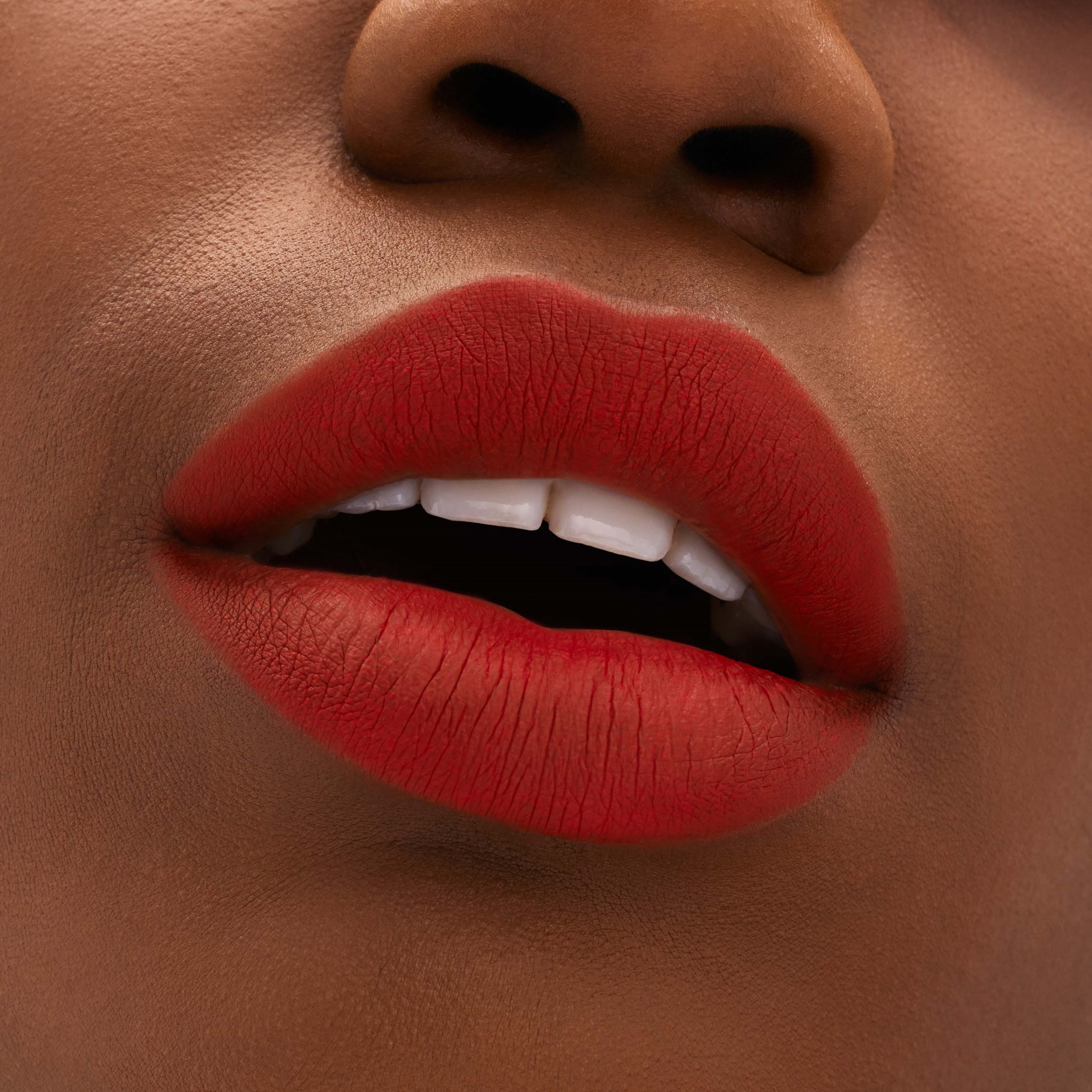 MAC Cosmetics Locked Kiss 24Hr Lipstick Gutsy (obrázok 4)