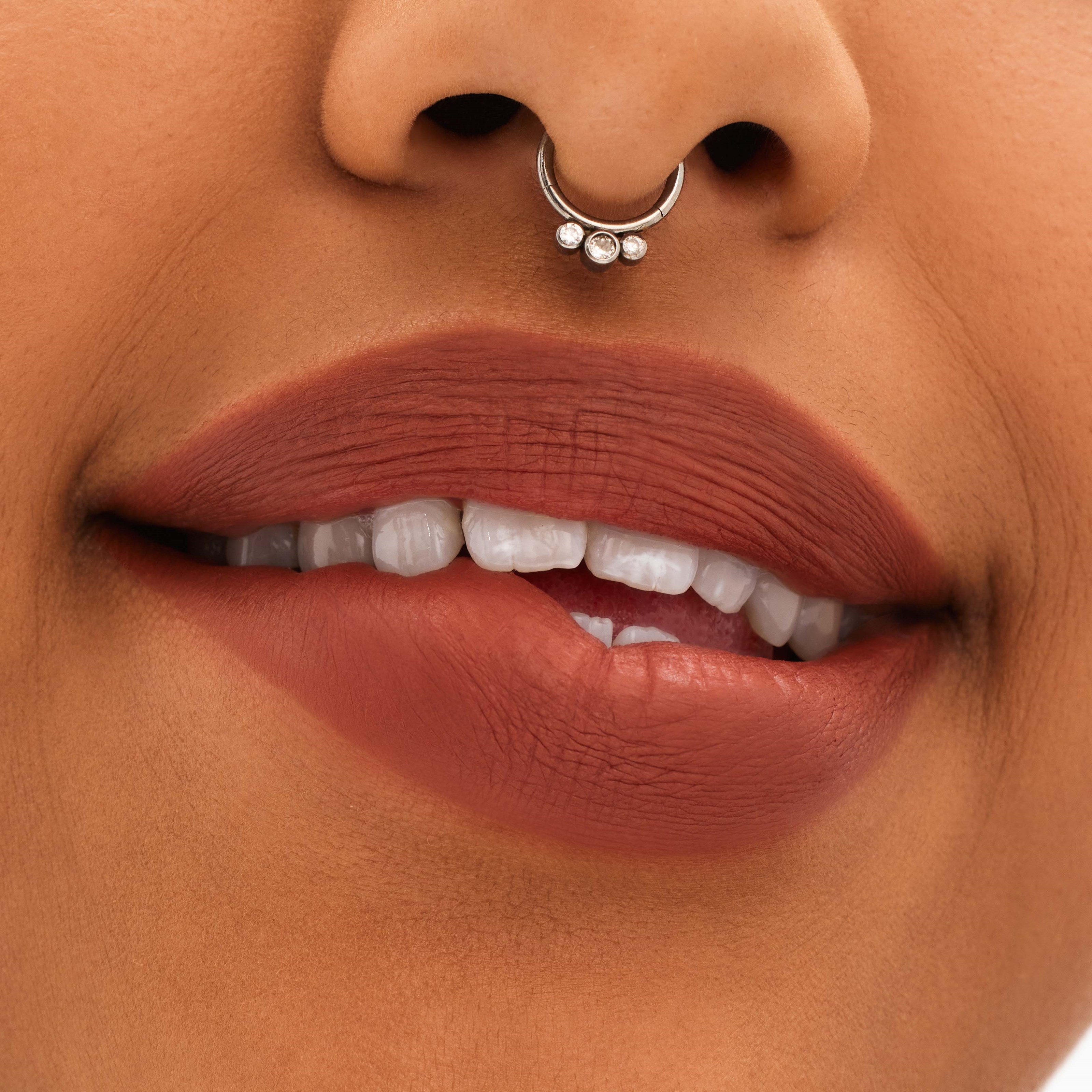 MAC Cosmetics Locked Kiss 24Hr Lipstick Meticulous (obrázok 3)