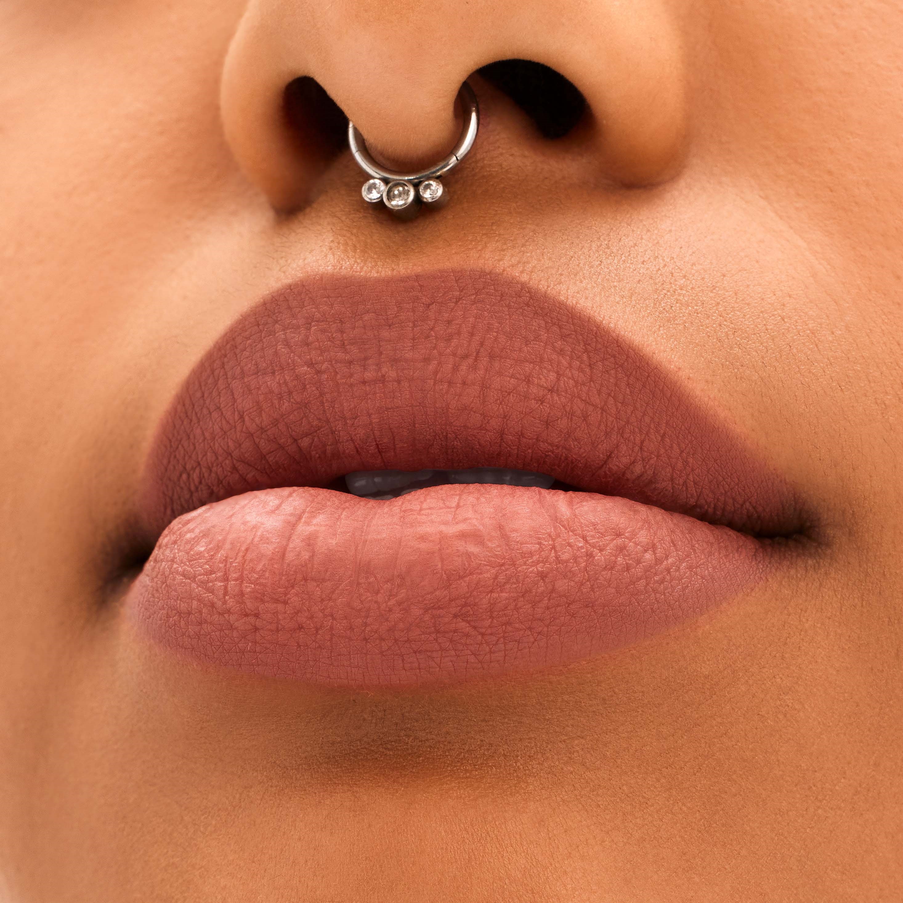 MAC Cosmetics Locked Kiss 24Hr Lipstick Mischief (obrázok 3)