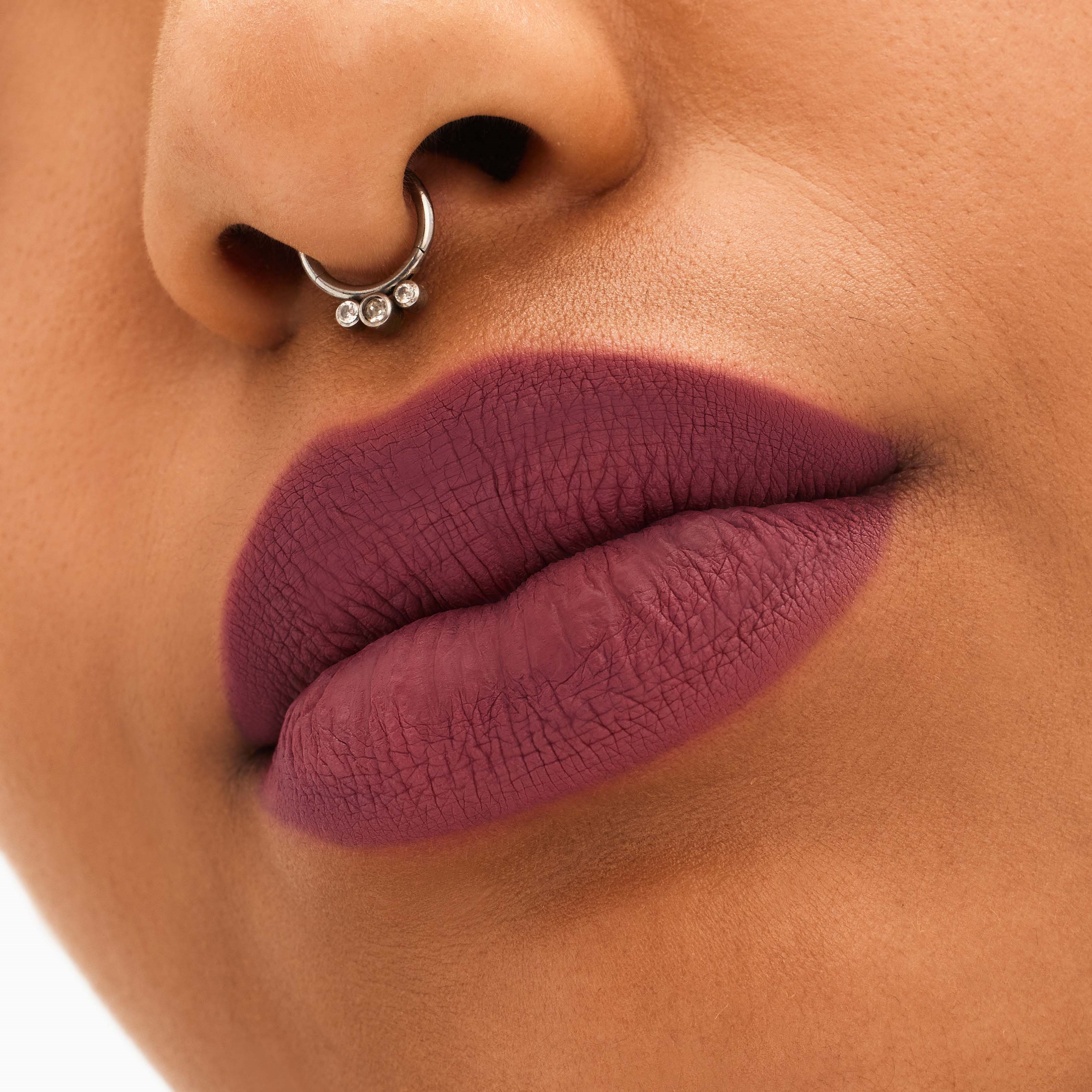MAC Cosmetics Locked Kiss 24Hr Lipstick Opulence (obrázok 3)