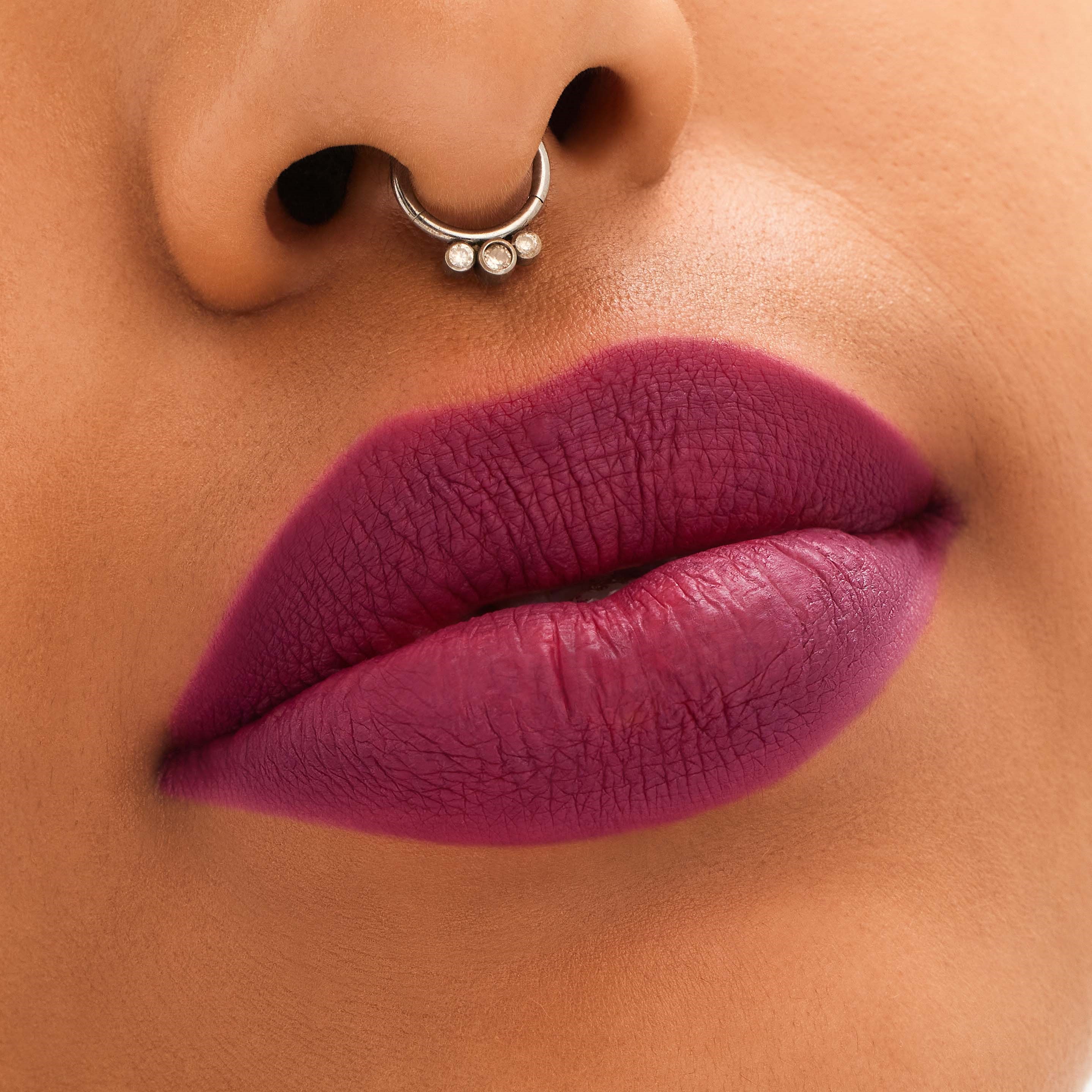 MAC Cosmetics Locked Kiss 24HR Lipstick Rein (obrázok 3)