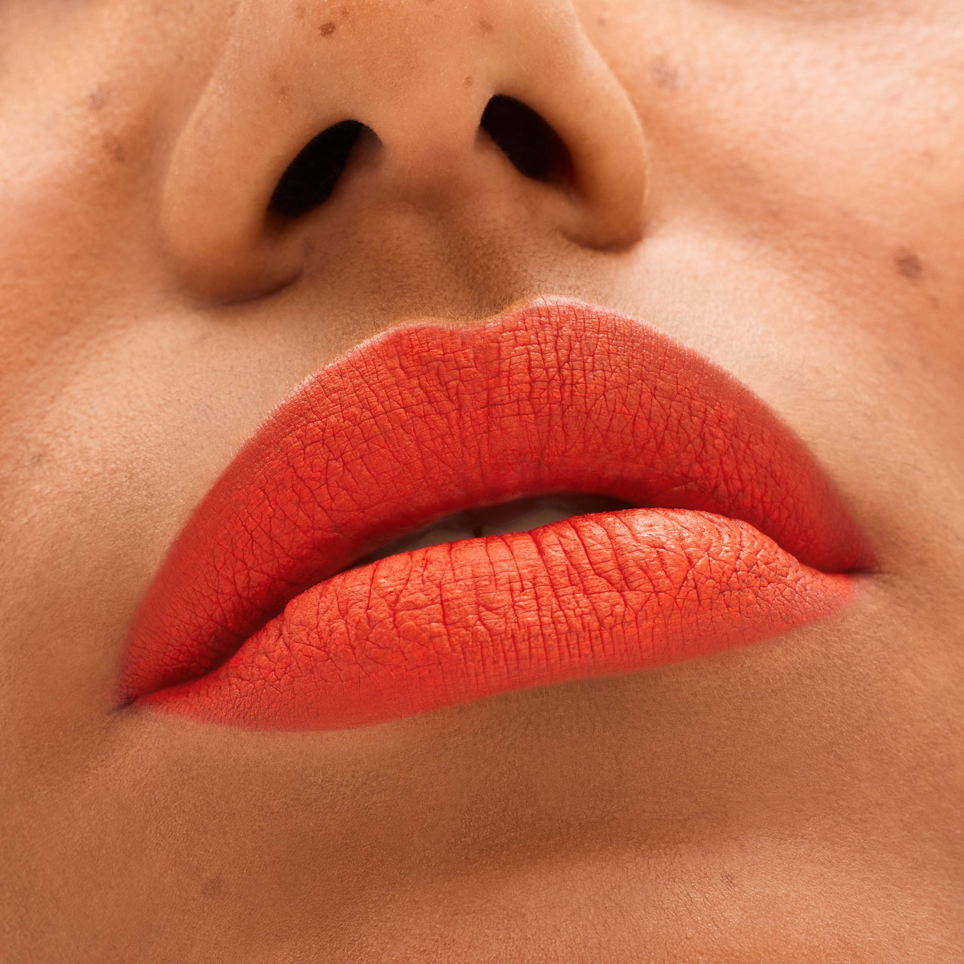 MAC Cosmetics Locked Kiss 24HR Lipstick Renegrade (obrázok 3)