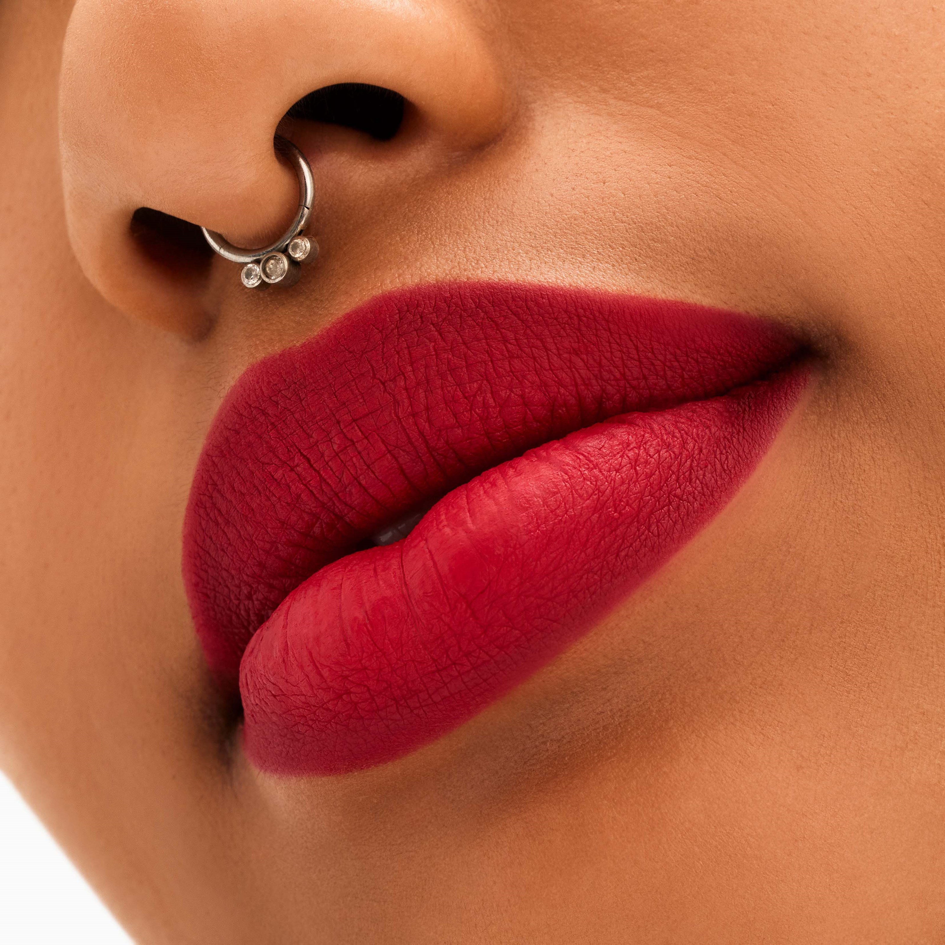 MAC Cosmetics Locked Kiss 24Hr Lipstick Ruby True (obrázok 3)
