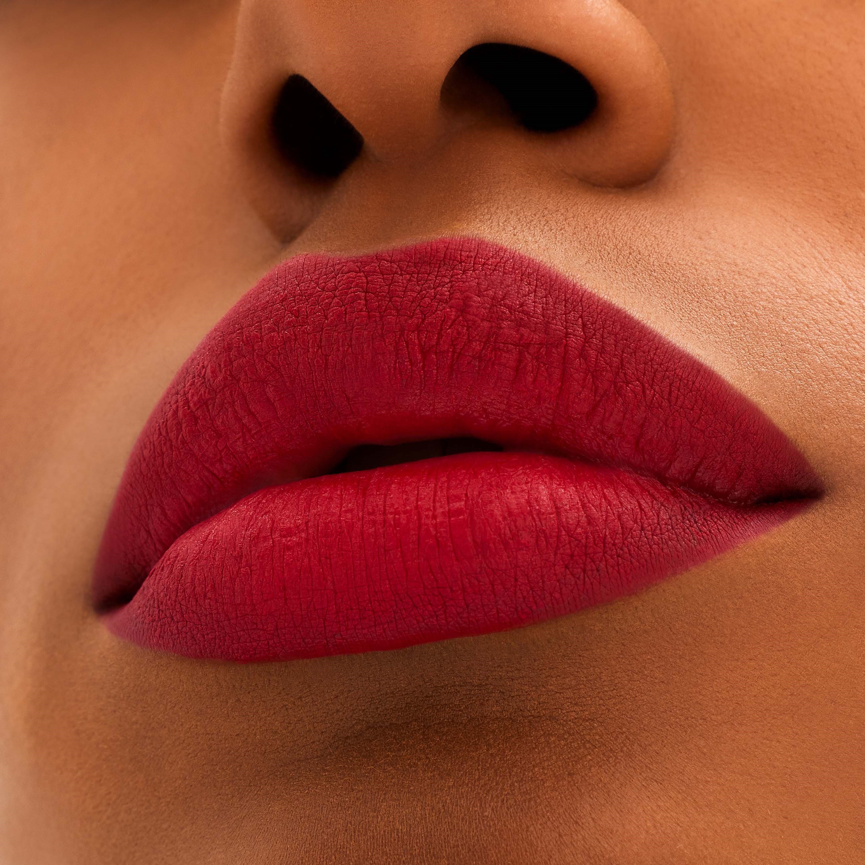 MAC Cosmetics Locked Kiss 24Hr Lipstick Ruby True (obrázok 4)