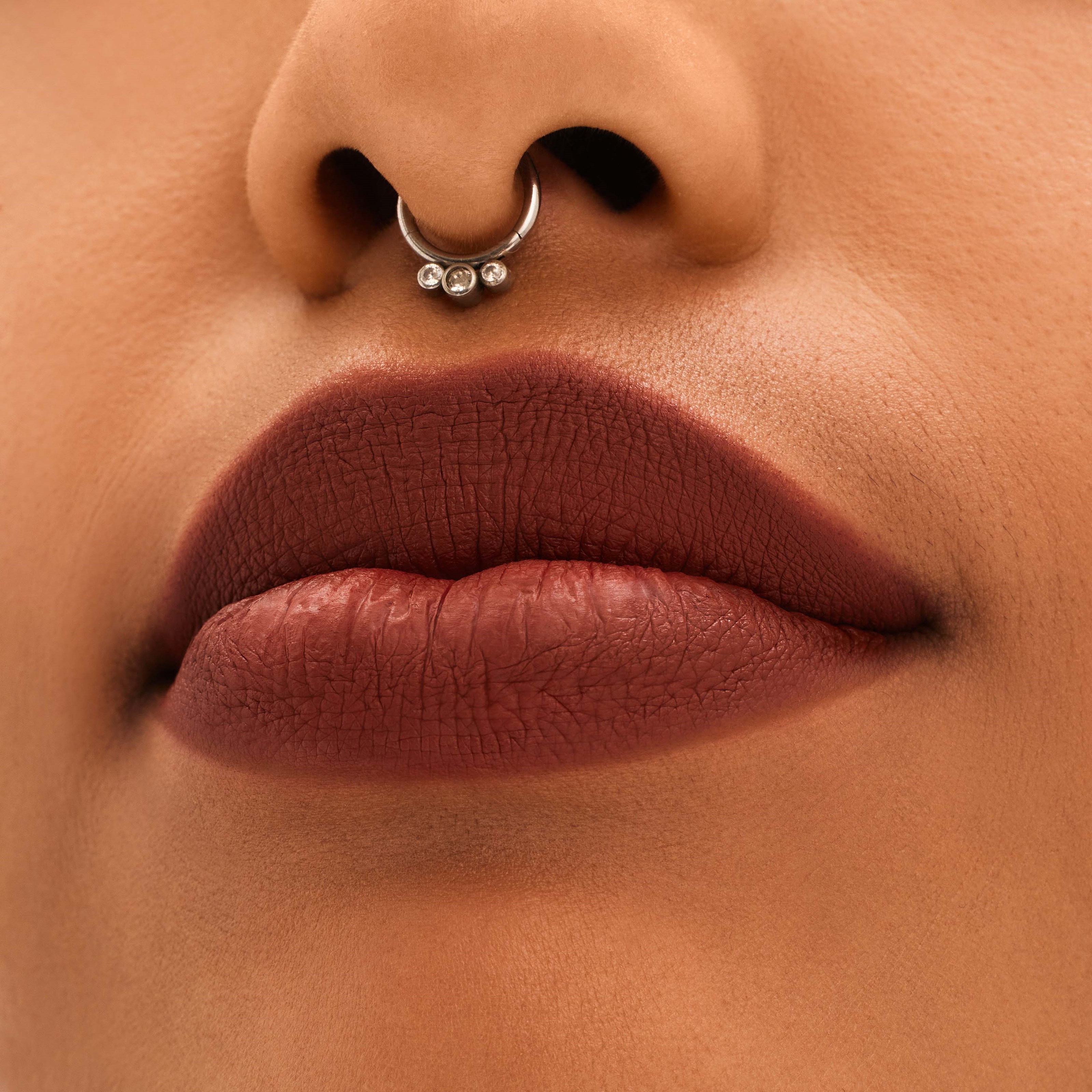 MAC Cosmetics Locked Kiss 24Hr Lipstick Sophistry (obrázok 3)