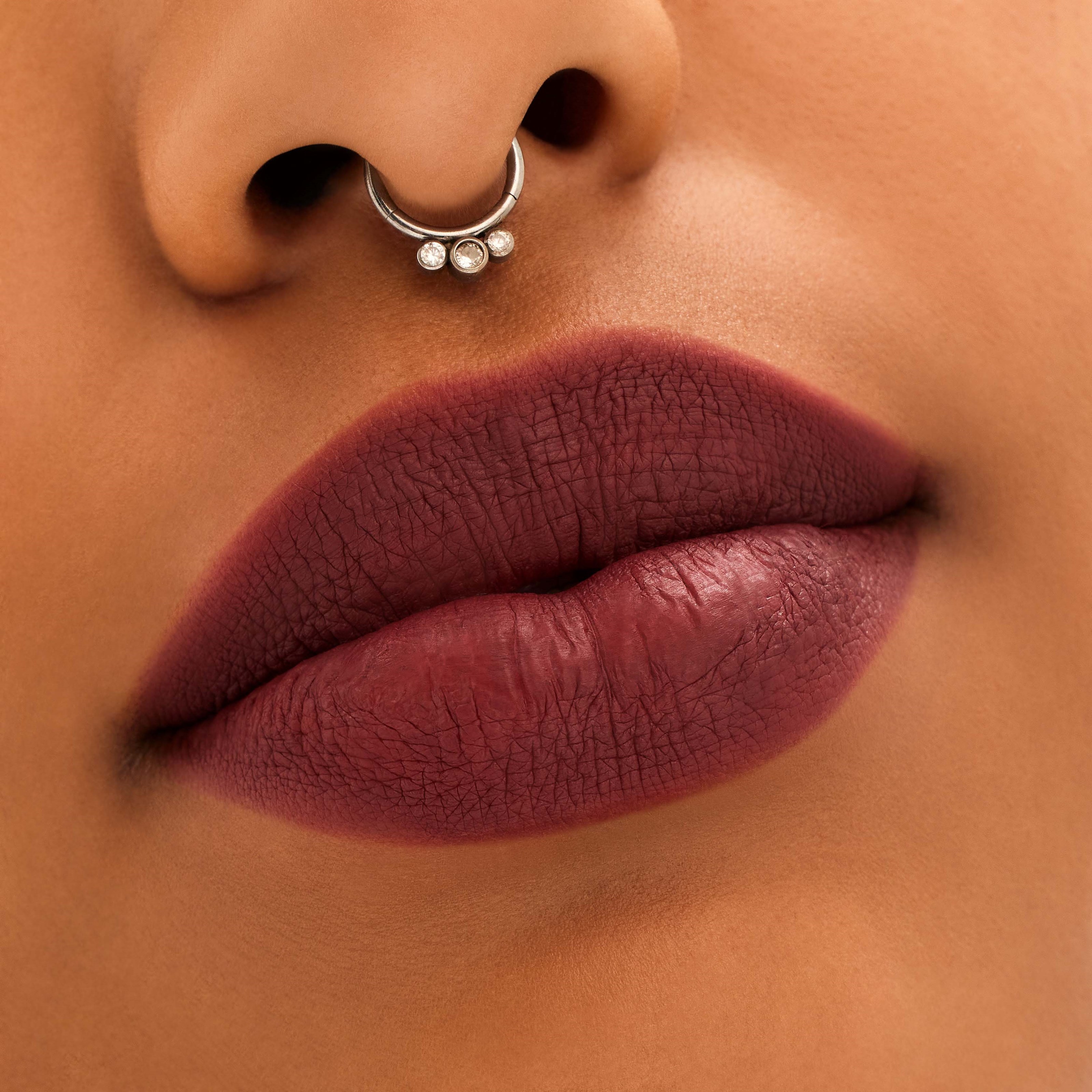 MAC Cosmetics Locked Kiss 24Hr Lipstick Vixen (obrázok 3)
