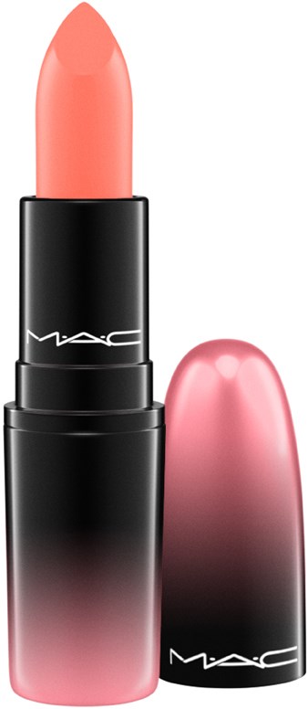 Ein pfirsichfarbener Lippenstift in einem schwarzen und pinken Etui mit MAC-Logo, mit Deckel daneben.