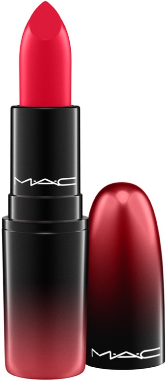 Een rode lipstick in een zwart en rood huls met 'MAC' erop. Het deksel is open en dichtbij.