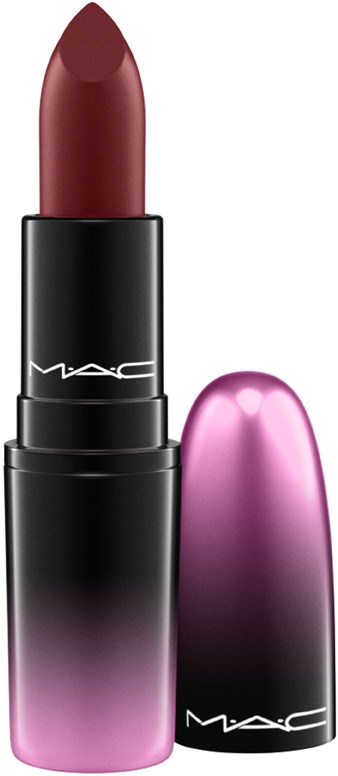 Een lipstick met een donkerrode kleur, in een zwart en roze buisje, gedeeltelijk open en rechtop.