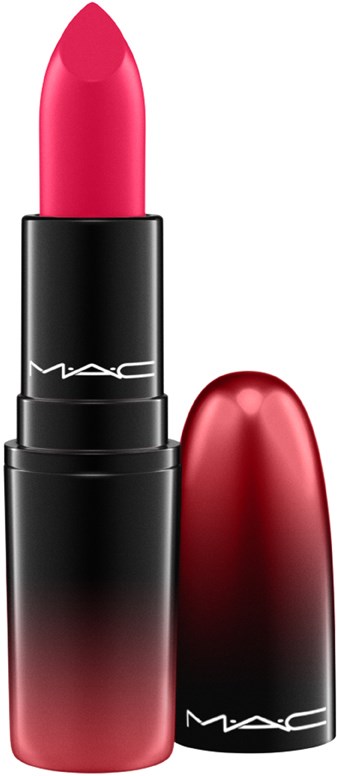 Een felroze lippenstift in een zwart en rood брон, met het deksel ernaast. De tube heeft het MAC-logo.