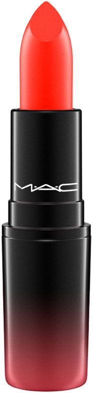 Een rode lippenstift in een zwart en rood doosje met MAC-logo, staand rechtop.