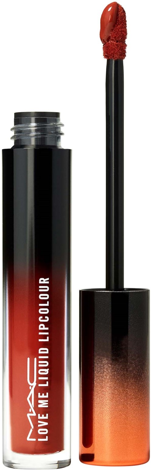Ett svart och orange läppglansrör med en röd läppstiftssvamp. Produkten heter "Love Me Liquid Lip Colour."
