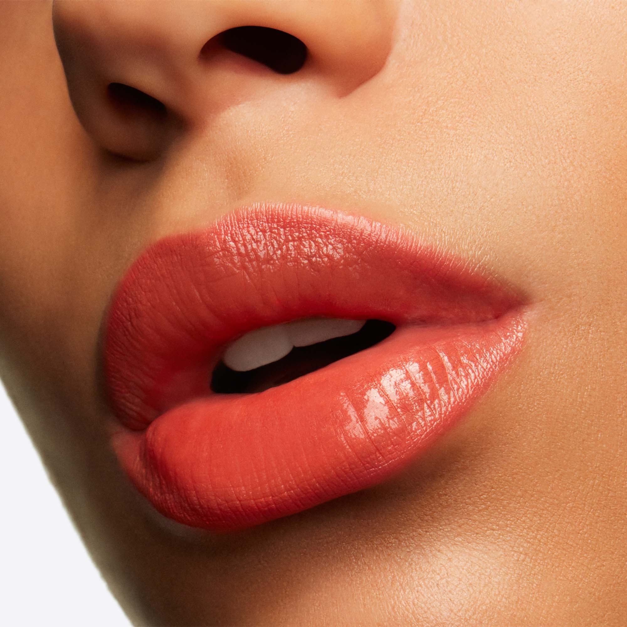 MAC Cosmetics Lustreglass Lipstick Kissmet (obrázok 3)