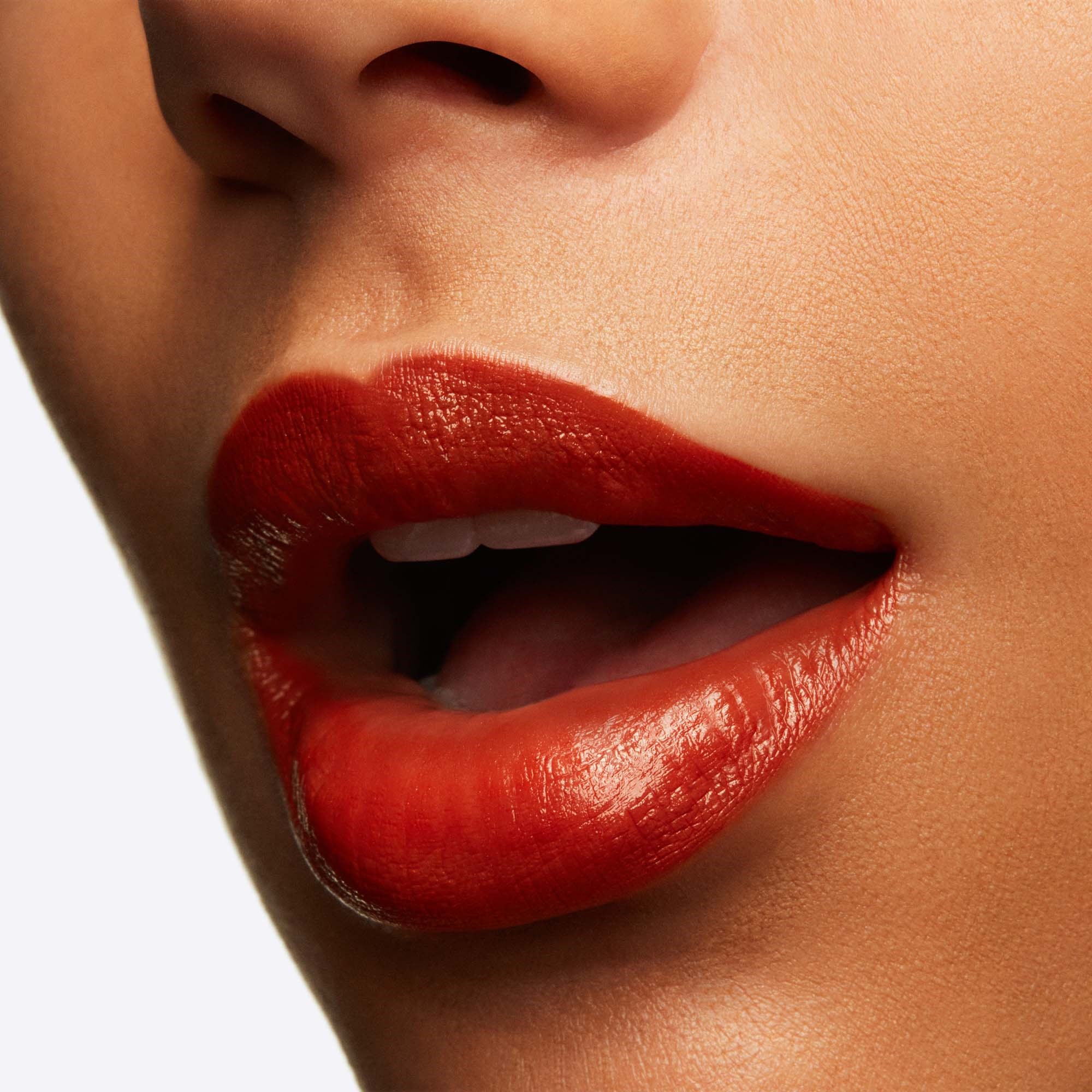 MAC Cosmetics Lustreglass Lipstick Obviously (obrázok 3)