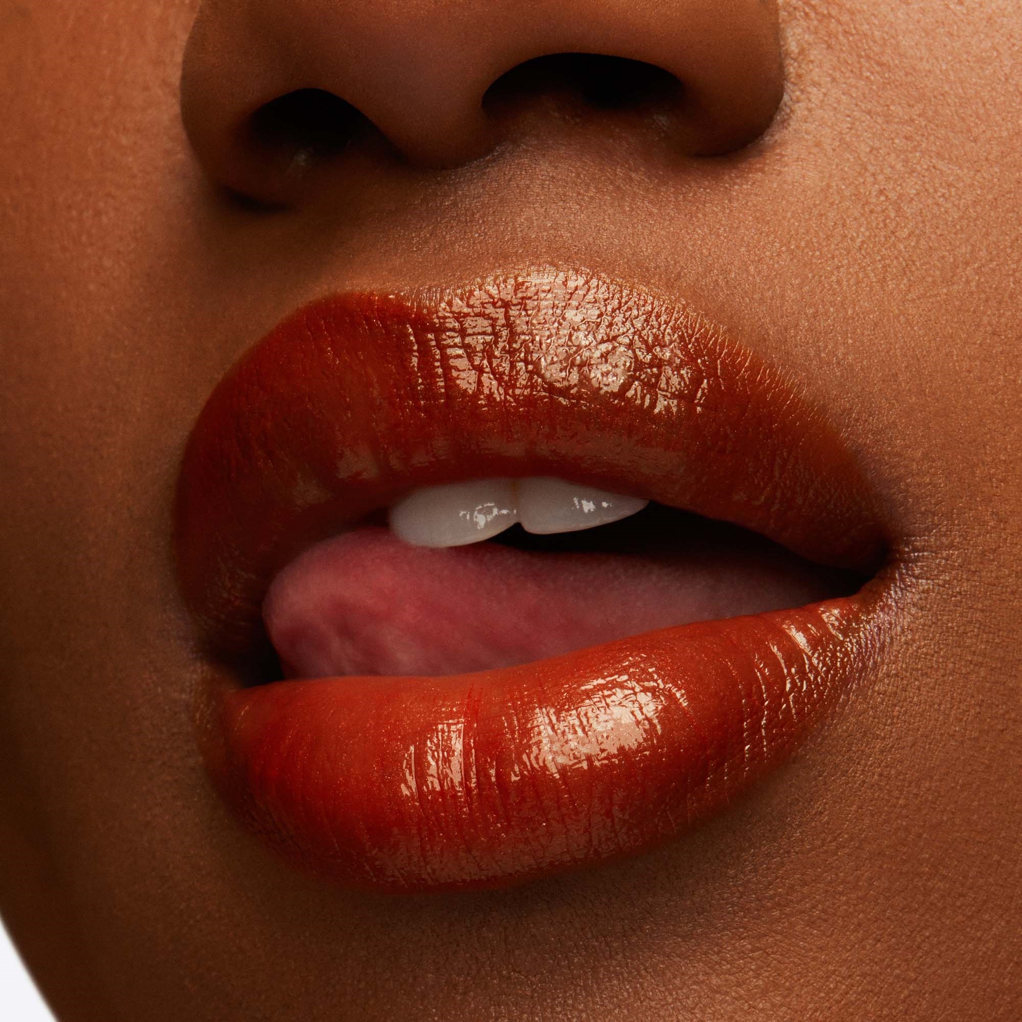 MAC Cosmetics Lustreglass Lipstick Obviously (obrázok 4)