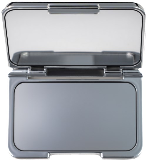 En silverfärgad kompakt makeup-spegel med stängt lock och en spegelyta inuti.