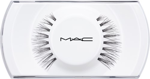 Kunstwimpern in einem weißen Etui mit MAC-Logo, in einer Halbkreisform angeordnet.