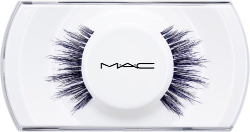 Paket mit blauen und schwarzen falschen Wimpern mit MAC-Logo in der Mitte.