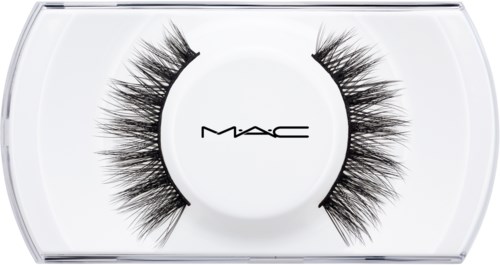 Falske øjenvipper i en gennemsigtig æske med MAC-logoen i midten.