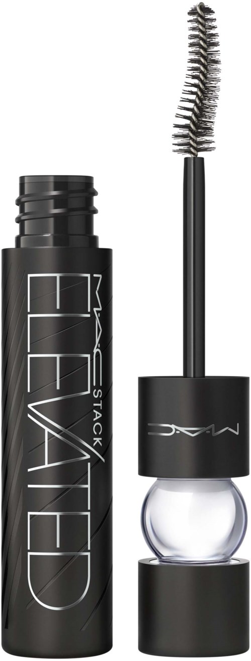 Een zwarte tube MAC vloeibare eyeliner met een gebogen kwastapplicator.