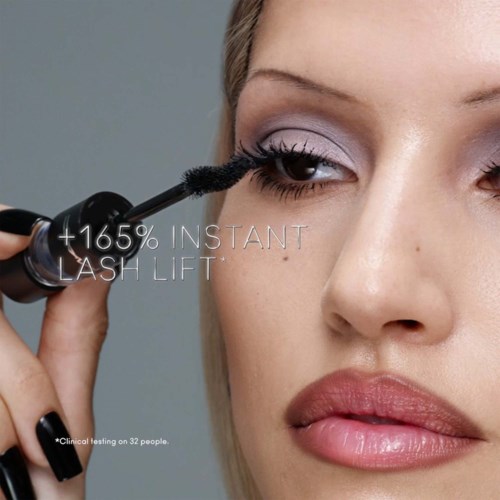 Mascara aanbrengen op bovenste wimpers voor 165% onmiddellijke lift, focus op oogmake-up. Geen tekst of logo's zichtbaar.