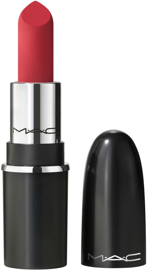 Ein roter Lippenstift in einem schwarzen und silbernen Gehäuse, ohne Deckel, zeigt den Lippenstift. MAC-Logo auf dem Gehäuse.