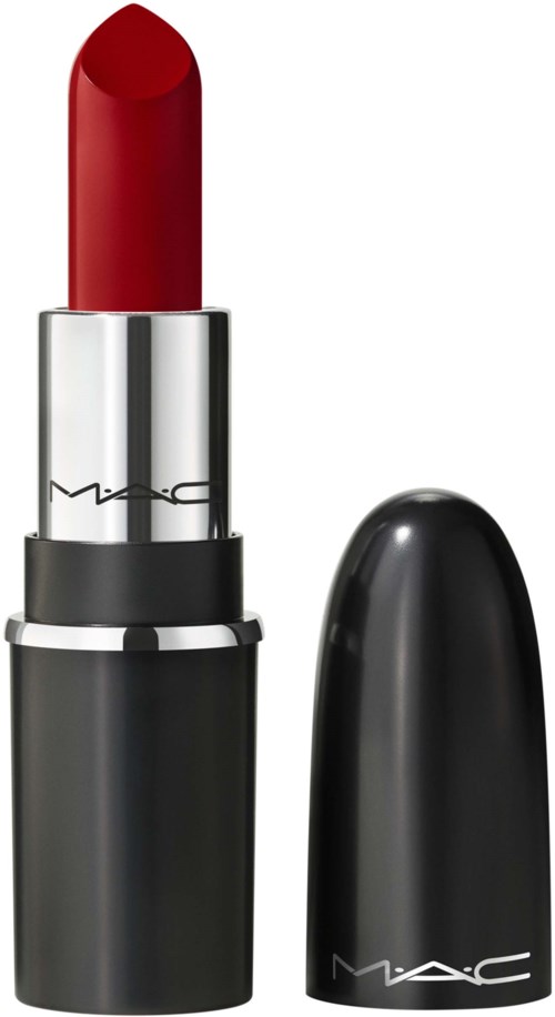 Een rode lippenstift met een zilver- en zwartgekleurde behuizing, zonder deksel, met merknaam MAC op de behuizing.