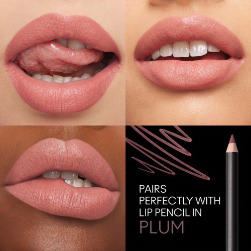 Zbliżenie ust z różnymi wyrazami twarzy i kredką do ust oznaczoną 'Pairs Perfectly with Lip Pencil in Plum', podkreślając makijaż.