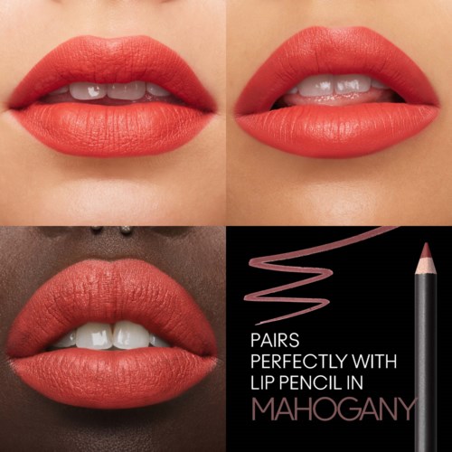 Drei Lippen mit verschiedenen Rosa-Lippenstift-Tönen und Lippenstift für das Abstimmen. Text erklärt, dass Lippe perfekt mit Lip Pencil in Mahogany ist.