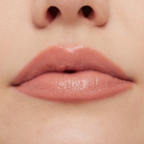 Close-up van lippen en neus met een gladde huid en natuurlijke kleur.
