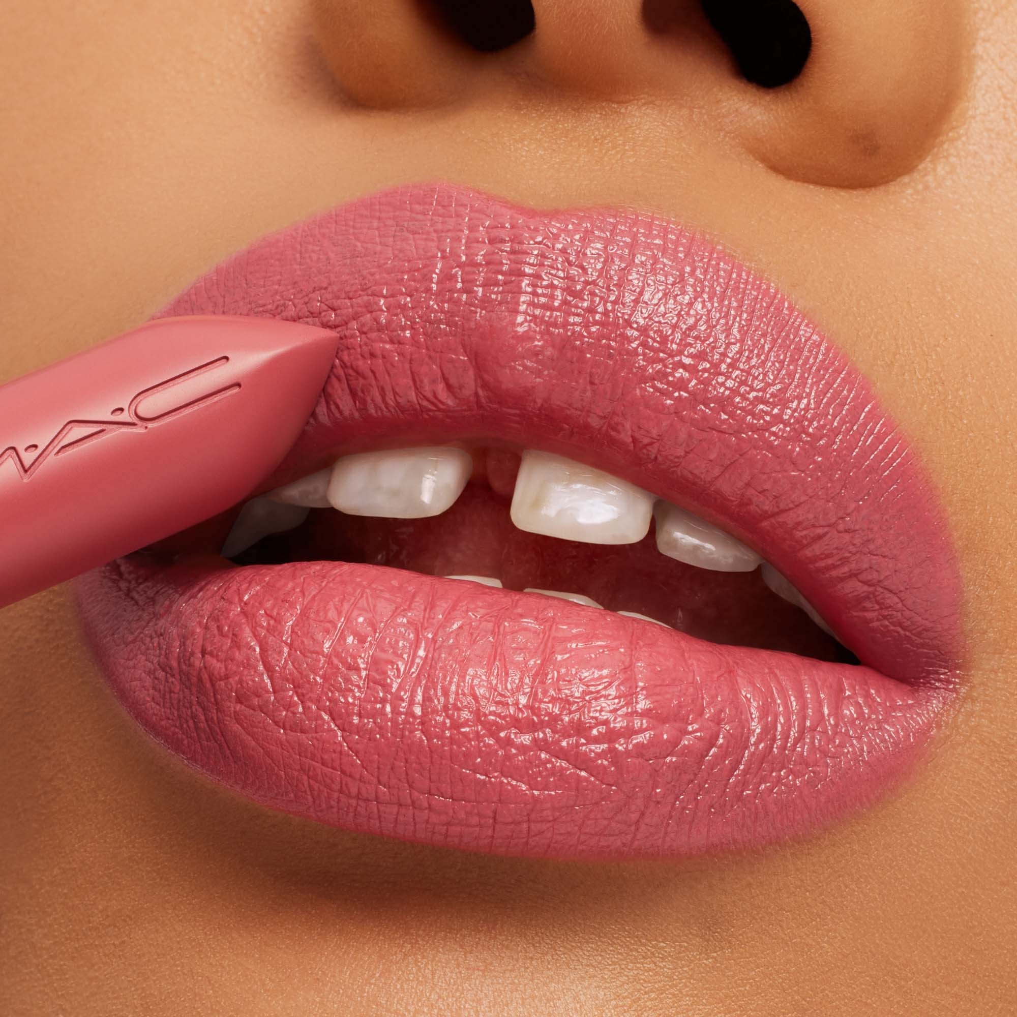 MAC Cosmetics Macximal Sleek Satin Lipstick Brave (obrázok 3)