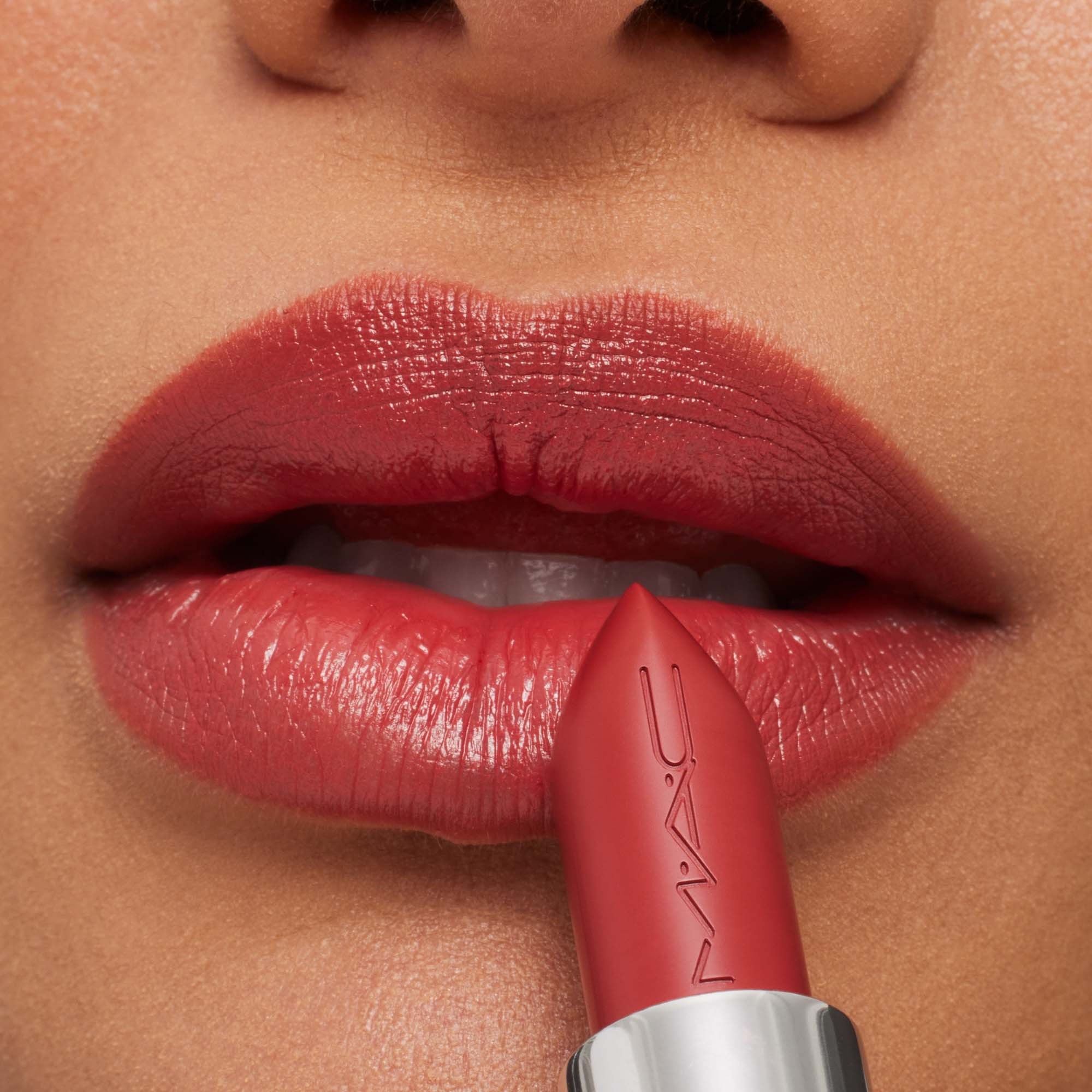 MAC Cosmetics Macximal Sleek Satin Lipstick Brick-O-La (obrázok 3)