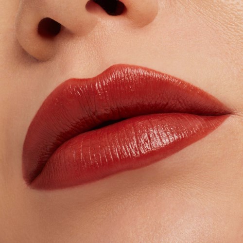 Close-up van lippen met glanzende rode lippenstift en gladde huid eromheen.