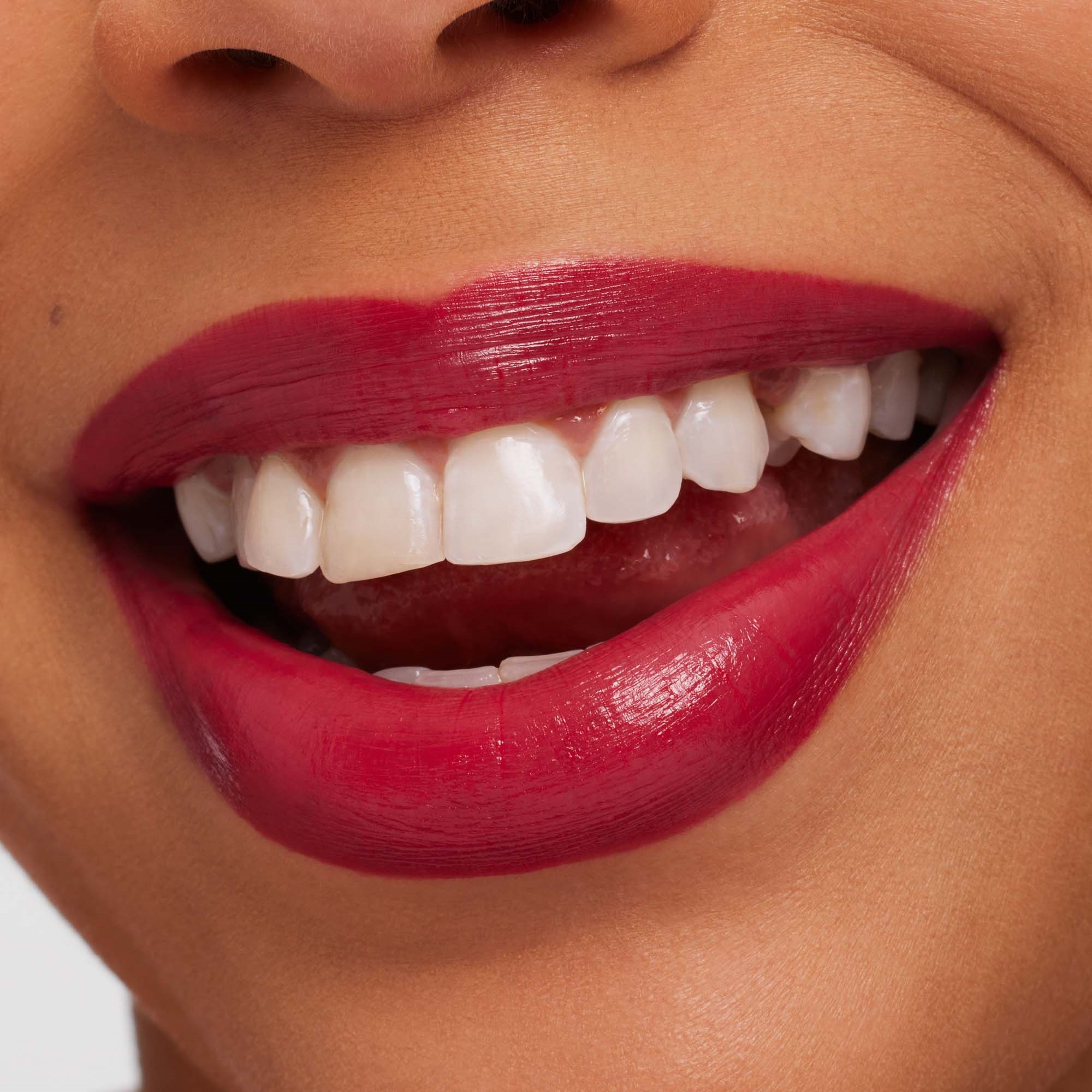MAC Cosmetics Macximal Sleek Satin Lipstick Maraschino, Much? (obrázok 3)