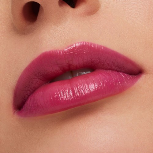 Close-up van lippen met roze lipstick en zichtbare huidporiën naast de neus.