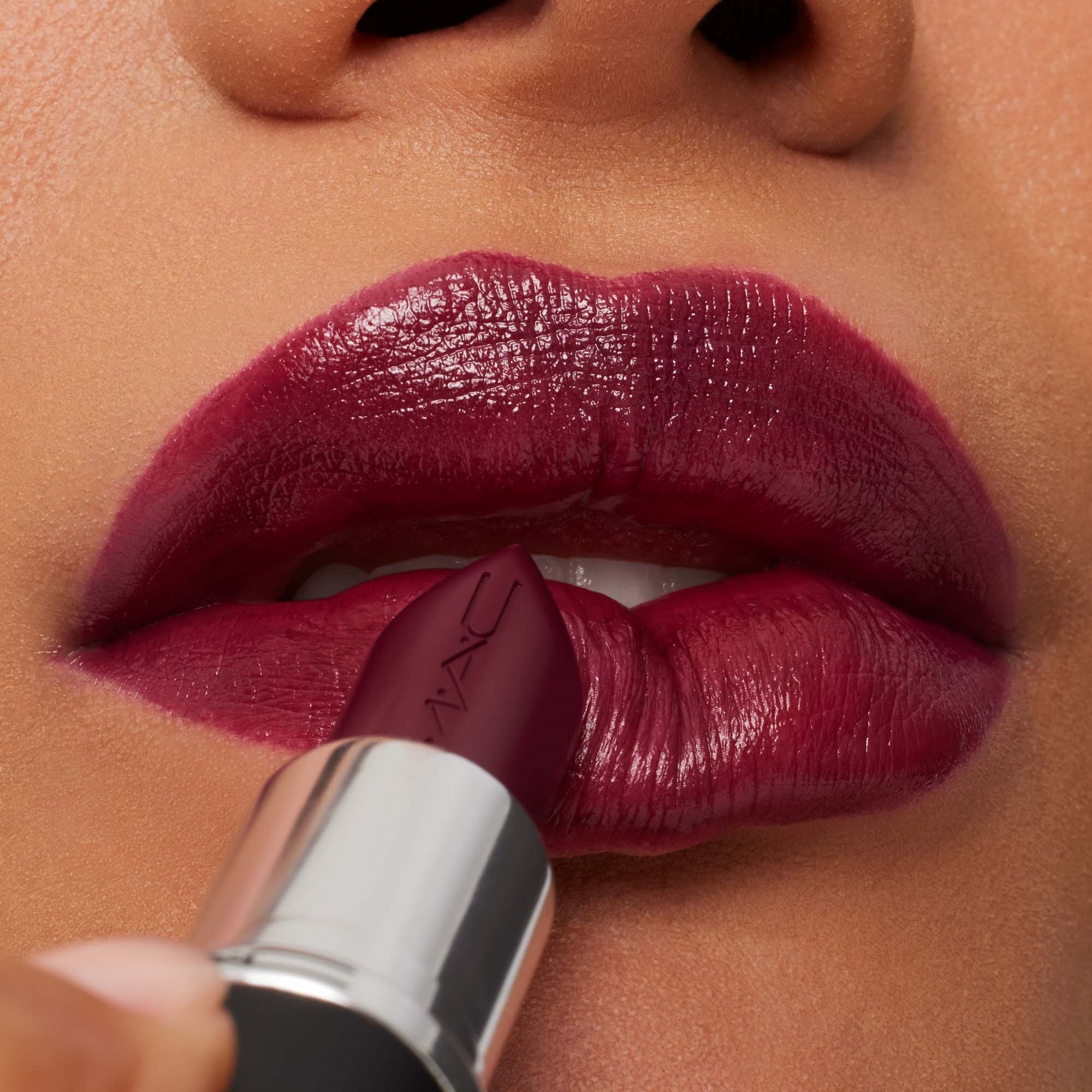 MAC Cosmetics Macximal Sleek Satin Lipstick Rebel (obrázok 3)
